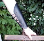 2 Armschienen aus Blankleder / mittlere Form