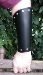 2 Armschienen aus Blankleder / mittlere Form