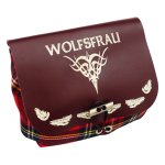 Rote Kilttasche "Wolfsfrau" mit rotem Leder und weißer Gravur