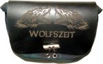 Grüne Kilttasche / Gürteltasche "Wolfszeit" mit schwarzem Leder und Gravur